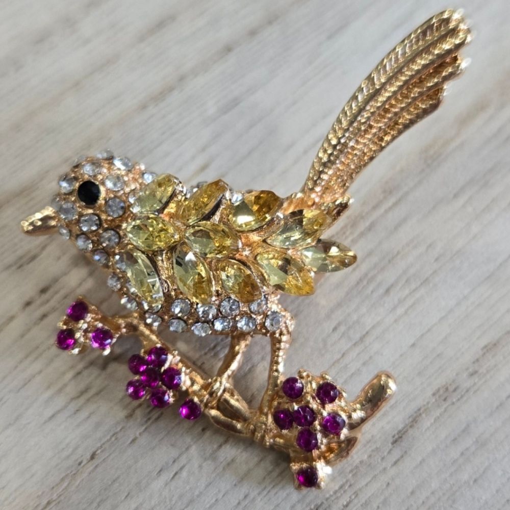 🐢 Super Cute Little Canary Brooch!